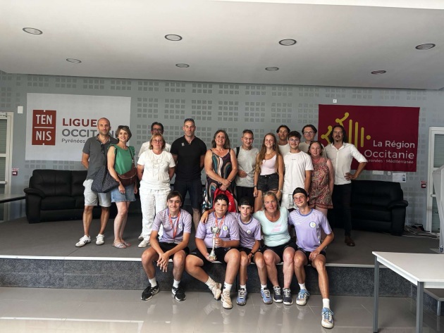 L’équipe entourée des supporters venus nombreux les encourager